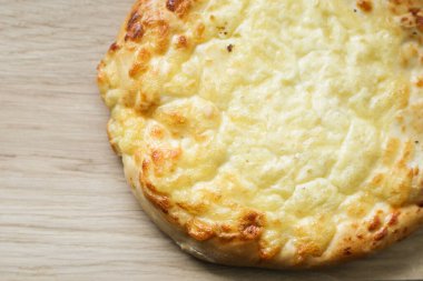 Tahtadaki peynirli pasta.