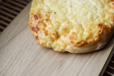 Tahtadaki peynirli pasta.