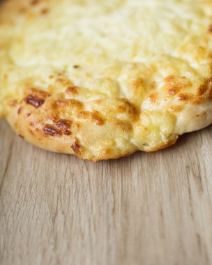 Tahtadaki peynirli pasta.