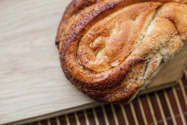Tatlı çörek ve masada haşhaş.
