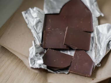 Tahta arka planda çikolata