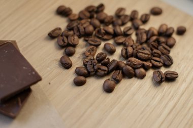 Ahşap arka planda kahve çekirdekleri