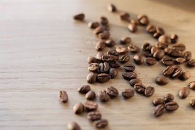 Ahşap arka planda kahve çekirdekleri