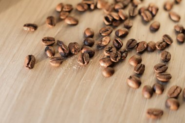 Ahşap arka planda kahve çekirdekleri