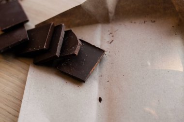 Tahta arka planda çikolata