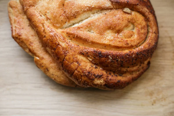 Tatlı çörek ve masada haşhaş.