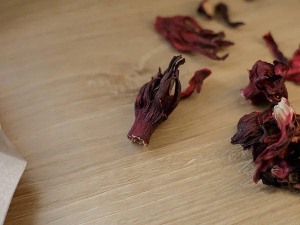 Tahtadaki kırmızı çay.