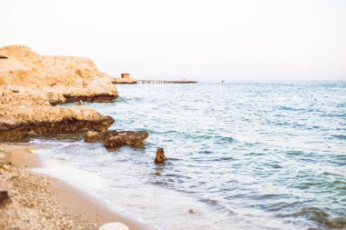 Mısır 'da kayalar ve deniz