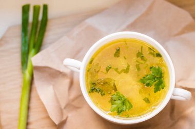 Masanın üzerinde bir fincan çorba.