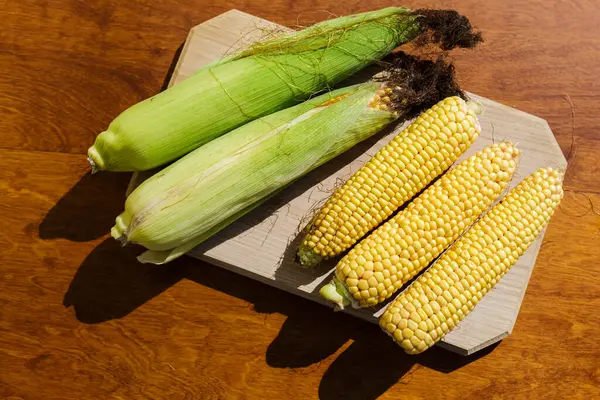 Frischer Mais Auf Dem Maiskolben — Stockfoto