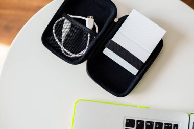 Taşınabilir Malzeme Depolama Diski masanın üstünde.