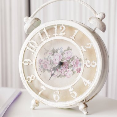 Çalar saat ve kitap