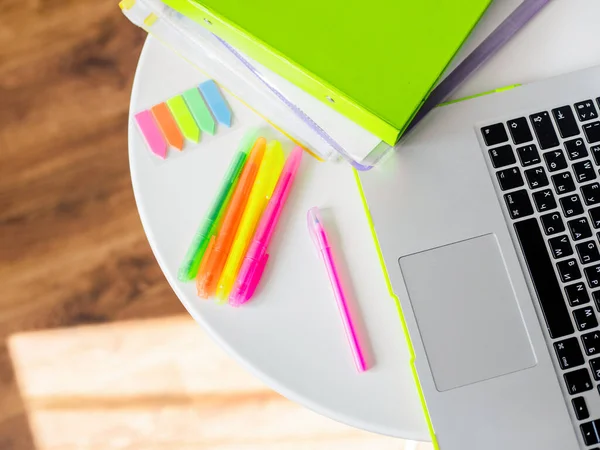 Bilgisayarlı ve renkli kulplu ofis masası