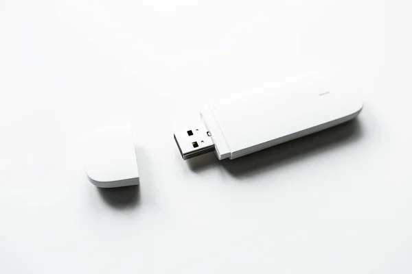 Beyaz arkaplandaki usb flash diski
