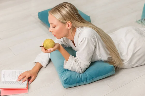 Mooi Meisje Lacht Eet Fruit — Stockfoto