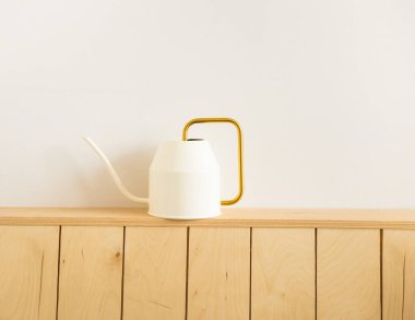 Masanın üzerinde beyaz çaydanlık