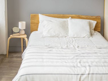 Yatağı olan hafif bir otel odası.