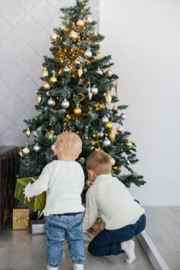 Çocuklar yeni yıl ağacını süslüyor.