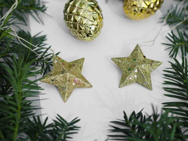Köknar dalları ve konileri olan Noel arkaplanı