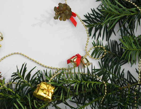 Köknar dalları ve konileri olan Noel arkaplanı