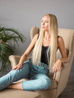 Sandalyede dinlenen güzel bir kadın.