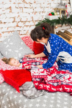 Anne ve kızı yatağa uzanıyorlar.