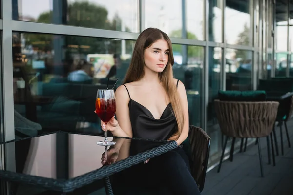 Donna Che Beve Cocktail Nel Ristorante — Foto Stock