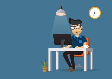 Masaüstü bilgisayarı ve kahve fincanı üzerinde çalışan adam