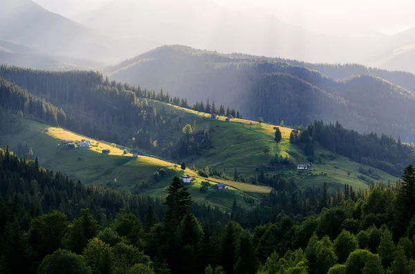 mavi gökyüzüne karşı dağların güzel manzara