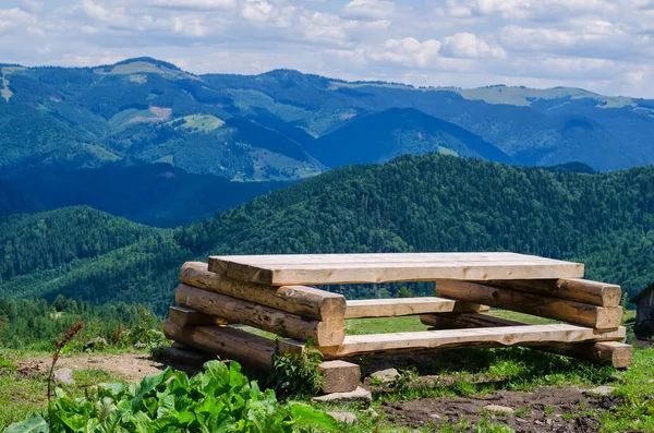 Houten tafel voor het eten in het hooggebergte — Stockfoto