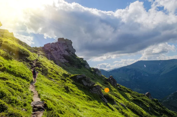 mavi gökyüzüne karşı yüksek dağlarda tehlikeli yol