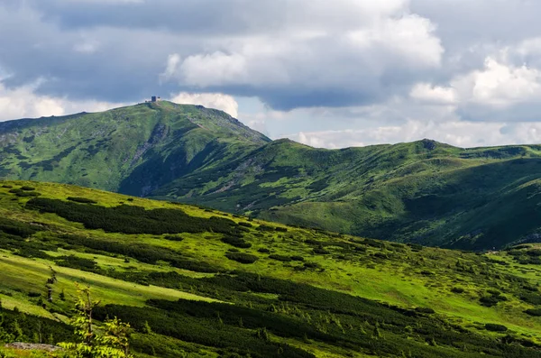 mavi gökyüzüne karşı dağların güzel manzara