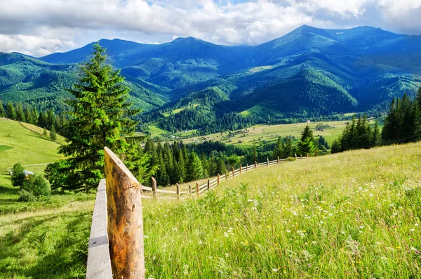 美しい山々 を背景に古い木製のフェンス ストック写真