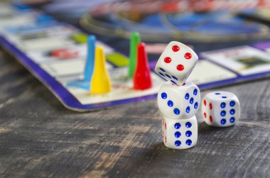 ahşap bir masa üzerinde beyaz küpleri ile tahta oyunu