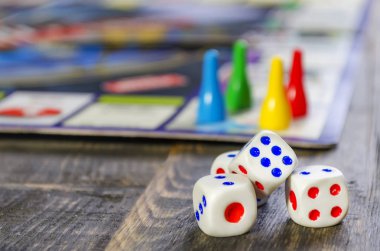 ahşap bir masa üzerinde beyaz küpleri ile tahta oyunu