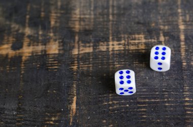 Beyaz zar yalan üzerine siyah bir ahşap masa