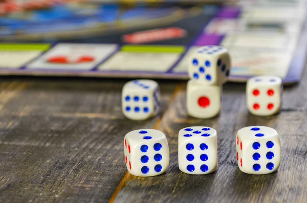 Brettspiel Mit Weißen Würfeln Auf Einem Holztisch — Stockfoto