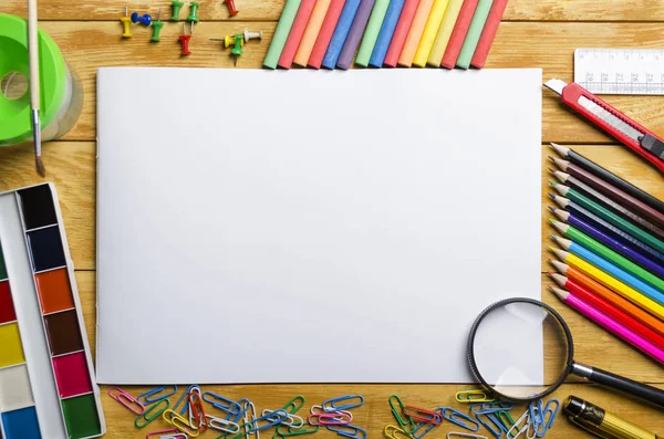 İleti örneği ile sarı bir ahşap masa üzerinde metin için yer