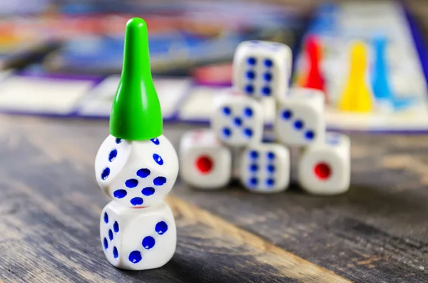 Brettspiel Mit Weißen Würfeln Auf Einem Holztisch — Stockfoto