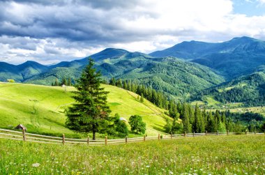 gündoğumu zaman dağın üzerinde güzel manzara
