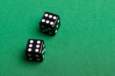 Çift Kişilik Stüdyo yeşil bir arka plan üzerinde oyun zar