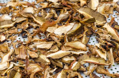 dilimlenmiş mantar drushlak sokak üzerinde kurutulur