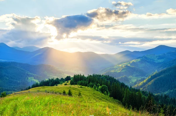 dağlarda bulutların arasından güneş ışınları kırmak