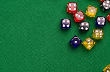 birkaç çok renkli küpler yeşil bir masada yalan