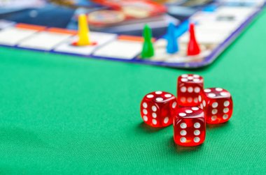 fiş üzerinde yeşil bir arka plan ile masa oyunları için kırmızı zar