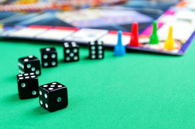 Masa oyunları yeşil bir arka plan üzerinde siyah zar