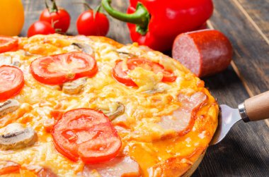 İtalyan pizza domates ve ahşap oyun tahtası mantar ile