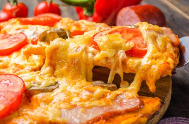 İtalyan pizza domates ve ahşap oyun tahtası mantar ile