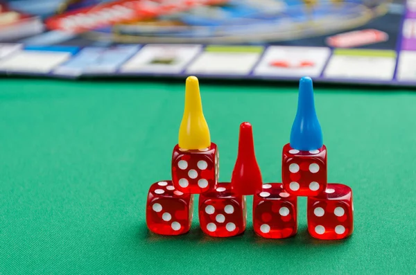Rote Würfel für Brettspiele mit Chips auf grünem Hintergrund — Stockfoto