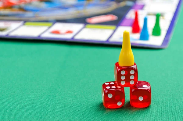 Mehrere rote Würfel für Brettspiele auf grünem Hintergrund — Stockfoto